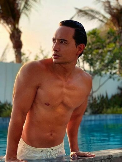 Trong đó, anh xem bơi là một môn vận động duy trì sức khỏe và hình thể tốt.