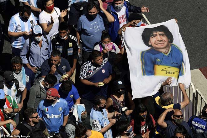 Lễ quốc tang huyền thoại Maradona: Nỗi tiếc thương hóa bạo động ở Argentina - 13