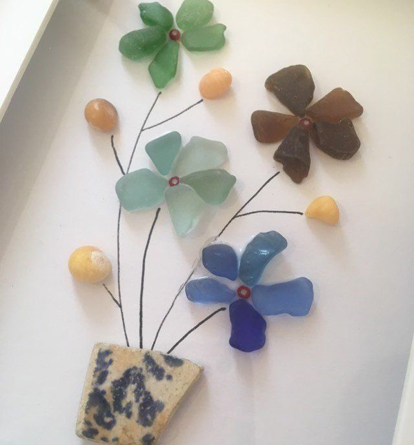 Những mảnh thủy tinh vỡ còn được anh Thanh ghép thành bức tranh để treo tường.