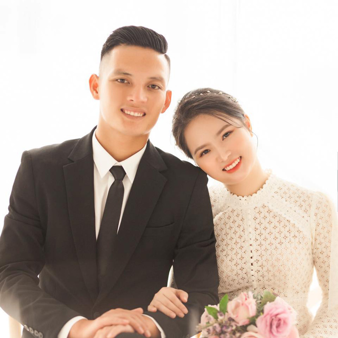 Trung vệ Hoàng Văn Khánh của CLB Sông Lam Nghệ An cưới được vợ xinh như hot girl