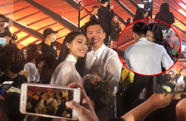 Sau khi công bố Top 3 Hoa hậu Việt Nam 2020, Đoàn Văn Hậu đã lên sân khấu tặng hoa và trao một cái ôm an ủi cho bạn gái tin đồn.
