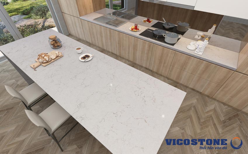Vân rối vàng nhạt trên nền trắng của đá VICOSTONE – Denali hòa hợp cùng tủ bếp màu gỗ nâu nhạt