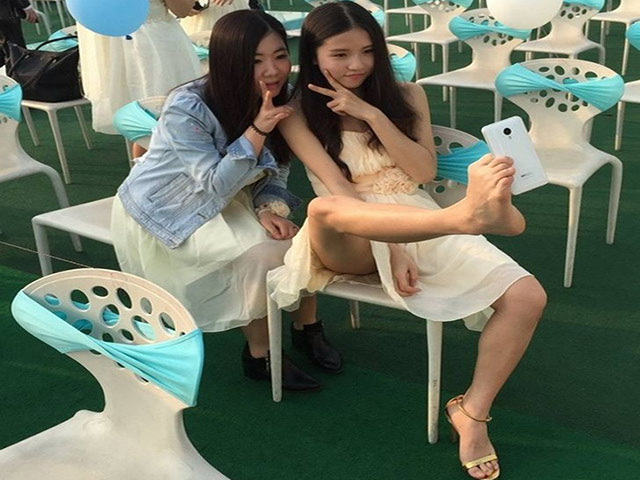 Tranh vui - Bắt gặp muôn kiểu chụp ảnh "sống ảo" bá đạo của các bạn trẻ