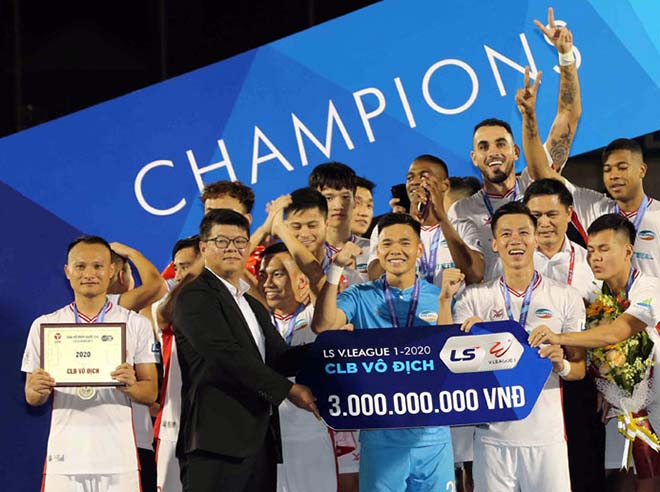 Thủ môn Trần Nguyên Mạnh thi đấu xuất sắc giúp CLB Viettel vô địch V-League 2020.