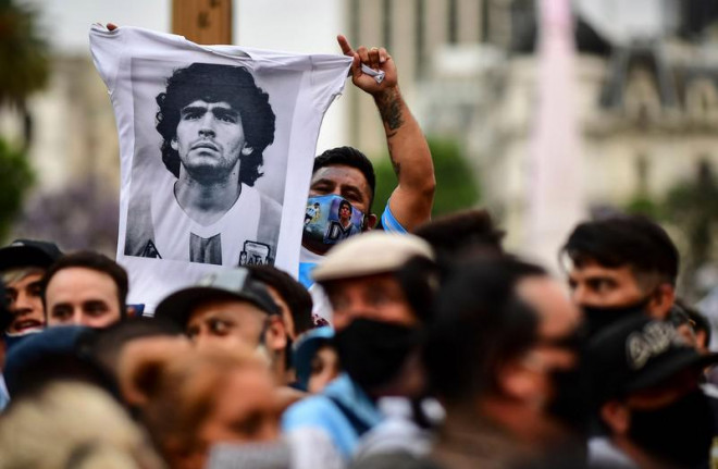 Người dân Argentina đau buồn trước sự ra đi của "Cậu bé vàng" Diego Maradona. Ảnh: NBC NEWS