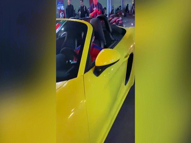 Shipper "tận tâm" với nghề, lái hẳn Porsche 718 Boxster hơn 4 tỷ đồng...