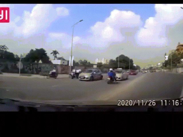 Phi thường - kỳ quặc - Chồng bật dậy lao theo chó cưng bỏ mặc vợ đau đớn giữa đường khiến dân tình "dậy sóng"