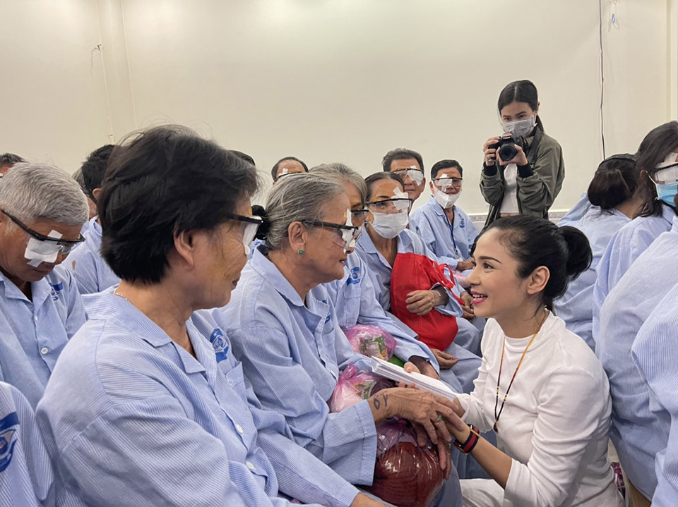 Việt Trinh trao quà cho các bệnh nhân