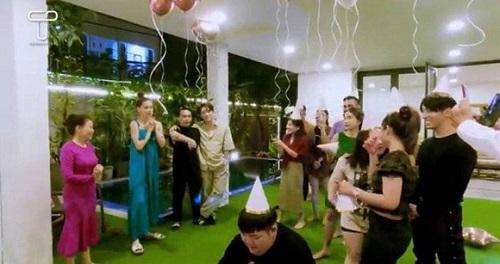 Hồ Ngọc Hà được gia đình và bạn bè thân thiết tổ chức tiệc sinh nhật.
