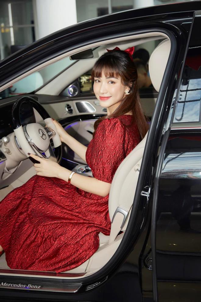 Nữ ca sĩ Hòa Minzy vừa tậu chiếc xe ô tô đầu tiên Mercedes-Benz S 450 L Luxury có giá trị khoảng gần 5 tỷ đồng.