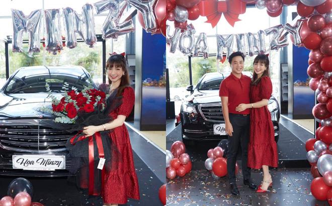 Hòa Minzy hạnh phúc nhận&nbsp;xe mới.