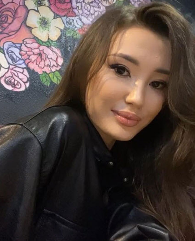 Người đẹp khoe gương mặt cận cảnh