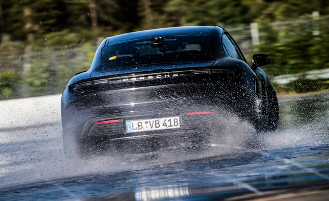 Xe điện Porsche Taycan lập kỷ lục Guinness về Drift dài nhất - 2