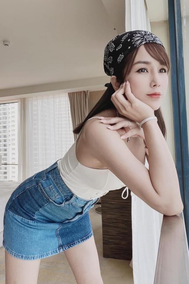 Cô kết hợp tập gym, chạy bộ và nhảy nhót theo điệu nhạc sôi động để giảm mỡ toàn thân.
