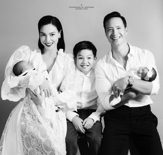 Bức ảnh gia đình của Hồ Ngọc Hà - Kim Lý sau khi vừa chào đón 2 thiên thần nhỏ.