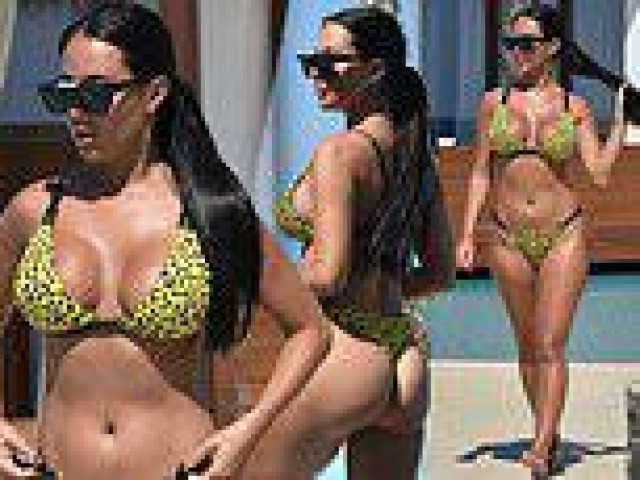 Làm đẹp - Sao truyền hình 9x Yazmin Oukhellou khoe ba vòng 'bốc lửa' với bikini