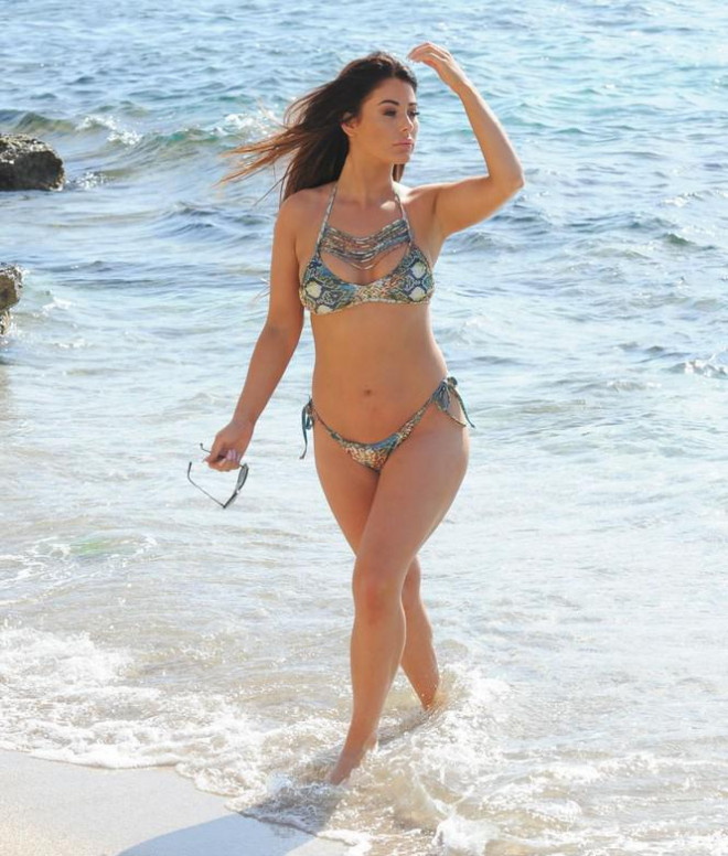 Jessica Hayes khoe tối đa hình thể nảy nở với bikini bé xíu ở biển - 2
