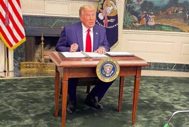 Hình ảnh ông Trump dùng chiếc bàn tí hon được lan truyền trên Twitter