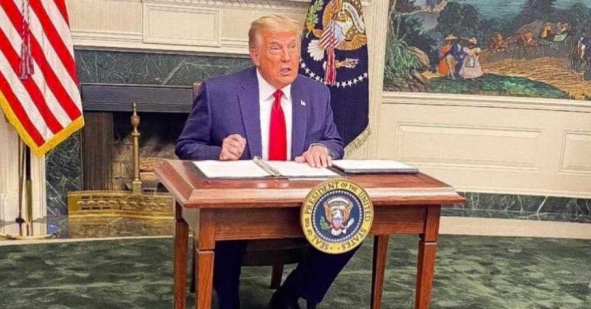 Thế giới - Ông Trump bị cười nhạo vì dùng chiếc bàn tí hon