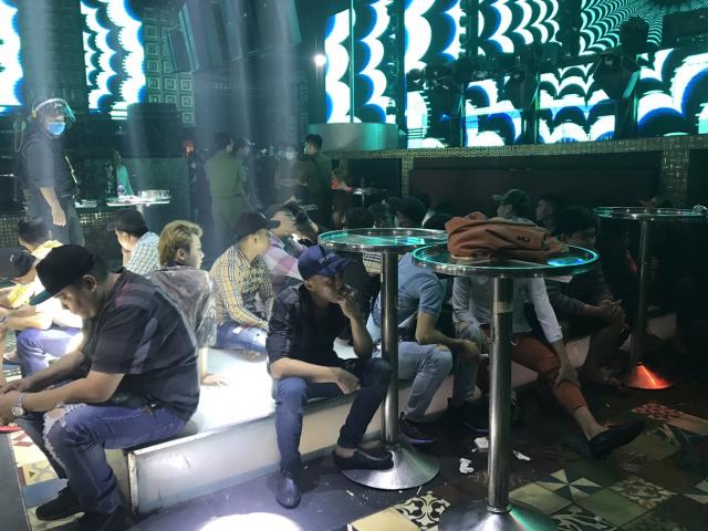 Pháp luật - Hơn 60 nam nữ "thác loạn", làm điều trái luật trong quán bar