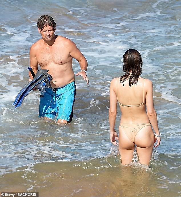 Mỹ nhân 'chuyên trị cảnh nóng' Alexandra Daddario mặc áo tắm màu nude cực gợi cảm - 2