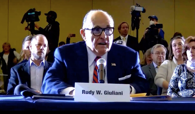 Ông Rudy Giuliani, luật sư của Tổng thống Donald Trump, điều trần trước một nhóm nhà lập pháp Đảng Cộng hòa tại bang Pennsylvania hôm 25-11. Ảnh: Pennlive.com