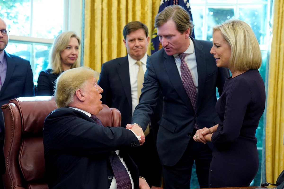 Ông Trump bắt tay với&nbsp;Chris Krebs trong một sự kiện năm 2018.