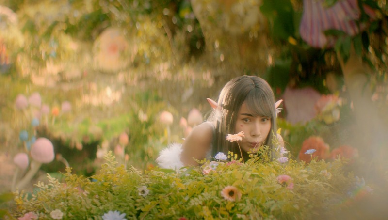 Thuỷ Tiên hoá thành yêu tinh thơ ngây, tươi sáng với đôi tai dài rất đặc trưng.