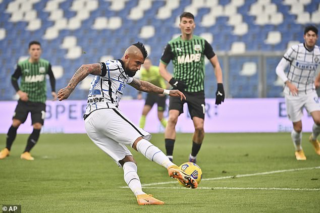 Vidal góp dấu giày&nbsp;trong bàn thắng thứ 2 của Inter