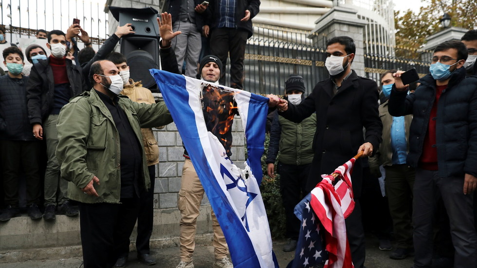 Người biểu tình Iran đốt cờ Mỹ và Israel sau vụ ám sát nhà khoa học hạt nhân&nbsp;Mohsen Fakhrizadeh.