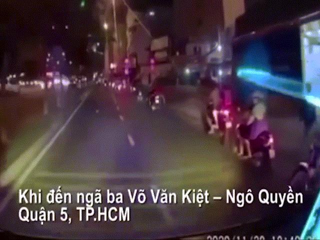 Tin tức trong ngày - Hoảng hồn vì người đàn ông đi xe máy tăng ga làm rơi bé gái xuống đường