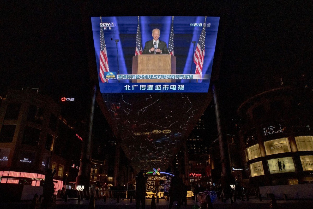 Hình ảnh Tổng thống Mỹ đắc cử Joe Biden được phát ở Bắc Kinh, Trung Quốc.