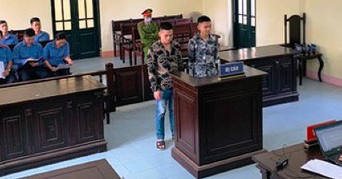 Pháp luật - Hai thanh niên bắt nhốt, xích chân hai nữ tiếp viên karaoke vì tự ý đi chơi với khách