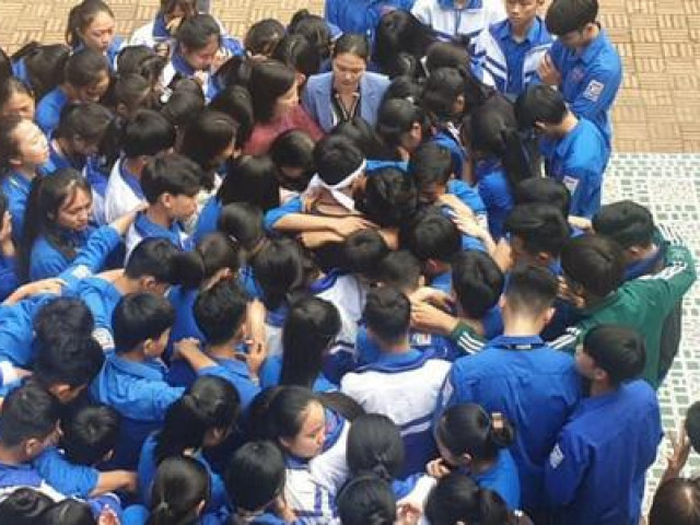 Bạn trẻ - Cuộc sống - Học sinh và thầy cô ôm nhau khóc giữa sân trường, sự thật khiến nhiều người nghẹn ngào