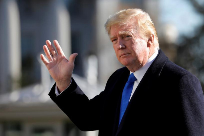 Tổng thống Trump vẫy chào khi ông trở về Nhà Trắng ngày 29-11. Ảnh: Reuters