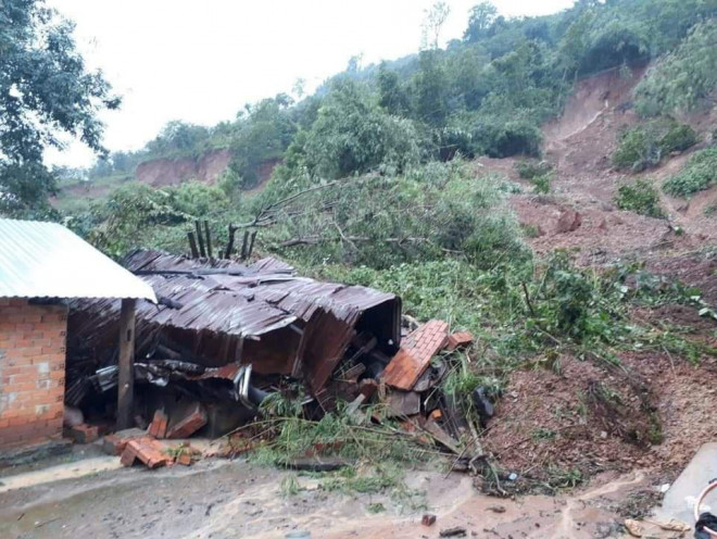 Sạt lở núi khiến nhiều căn nhà ở huyện Krông Bông bị sập và vùi lấp