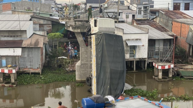 Cầu sập và chiếc xe cắm đuôi xuống kênh