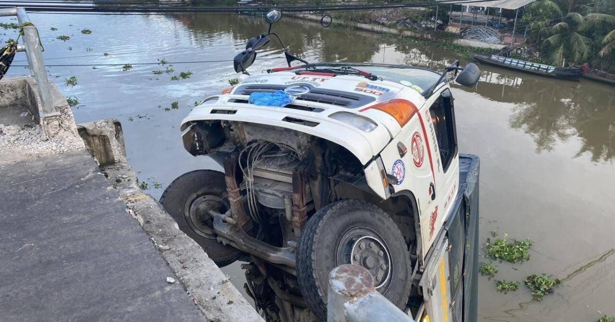 Tin tức trong ngày - Tạm giữ tài xế chở 15 tấn lúa làm sập cầu 3,5 tấn ở Tiền Giang