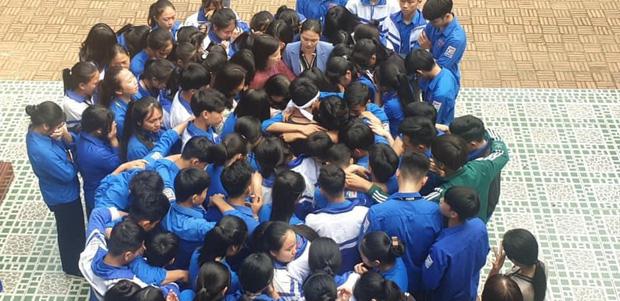 Hình ảnh cả giáo viên lẫn học sinh ôm nhau bật khóc nức nở giữa sân trường.