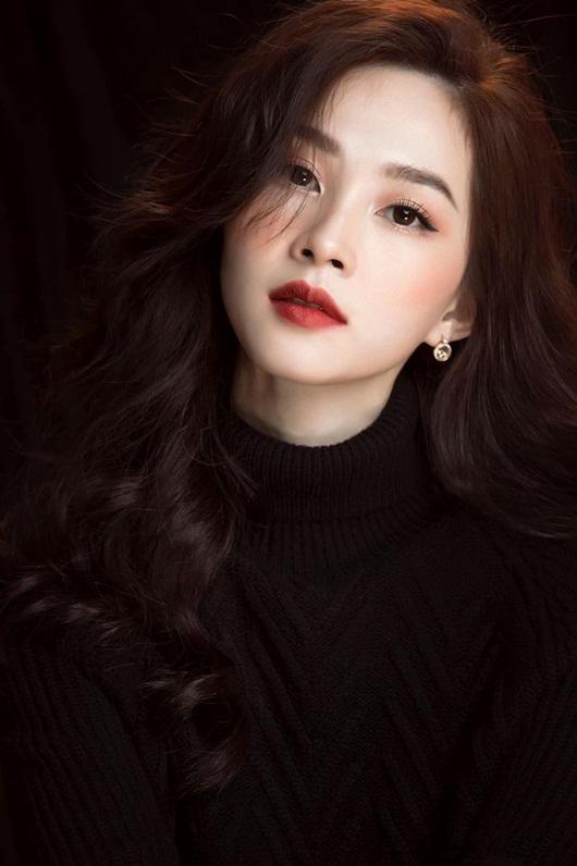 Sau 8 năm đăng quang, Đặng Thu Thảo được nhận xét ngày càng mặn mà, cuốn hút và xinh đẹp hơn.
