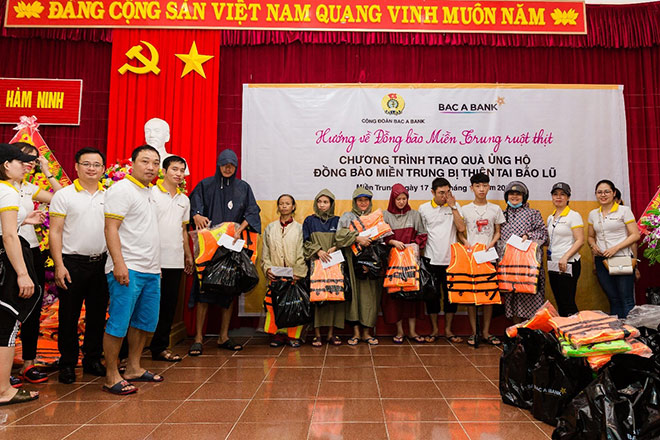 Ngân Hàng Bắc Á trao quà ủng hộ cho đồng bào bi thiên tai tại Quảng Bình