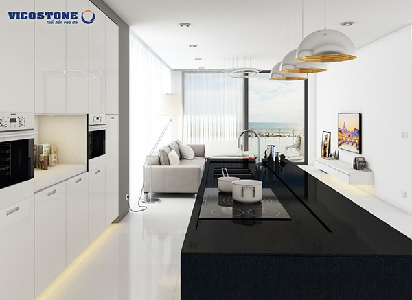 Không gian bếp thanh lịch với màu trắng của tủ trên, màu đen của bàn bếp - Ảnh: Vicostone – Mẫu Majestic