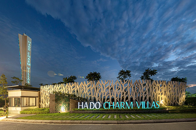 Hado Charm Villas nổi bật tại vị trí nút giao giữa Đại lộ Thăng Long và đường Liên khu 8