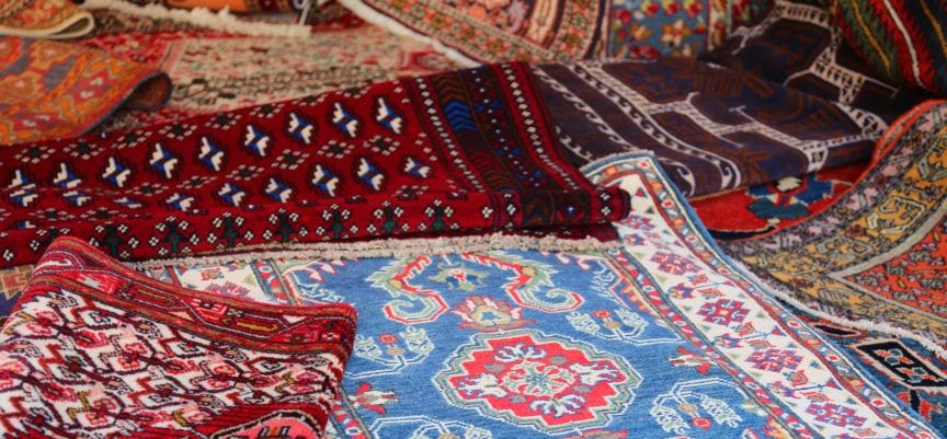Một tấm thảm lụa chi tiết có thể có hơn 1.000 nút vải trên mỗi inch vuông (Nguồn: BI)