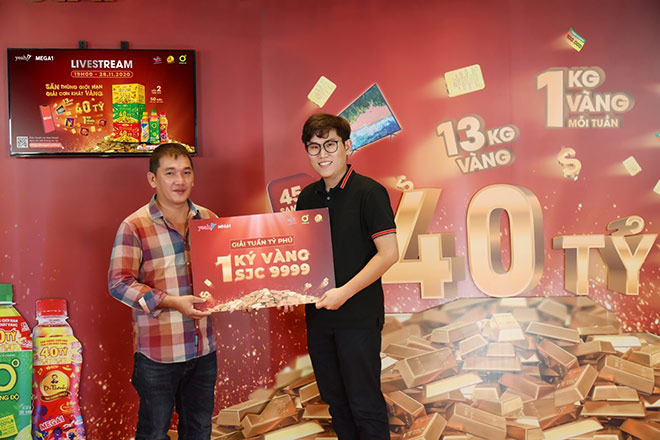 Cũng trong buổi livestream quay thưởng vào ngày 28/11, đại diện Mega1 đã chính thức trao 1kg vàng cho anh Lâm Hồng Cẩm Tú – chủ nhân giải thưởng đặc biệt tuần 4