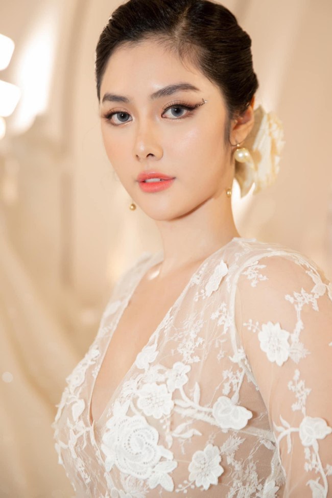 Huỳnh Tiên chuộng phong cách nữ tính nhưng gợi cảm.
