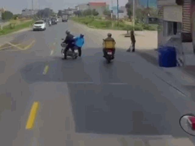 Media - Chồng sang đường bất cẩn, vợ cuống cuồng nhảy khỏi xe và cái kết