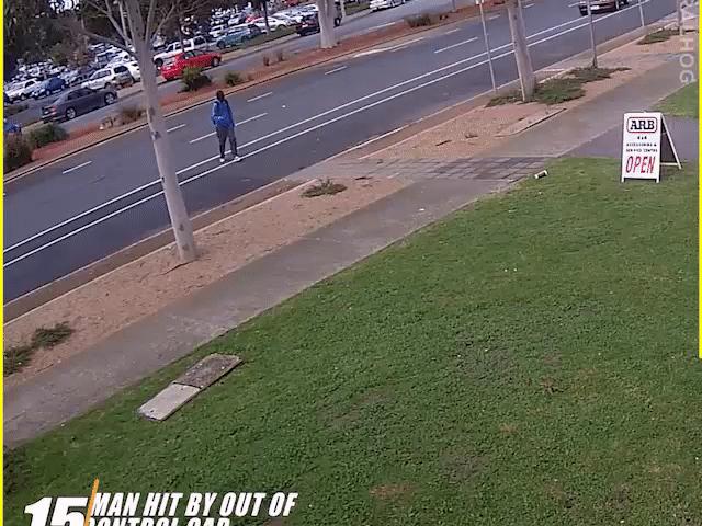 Ô tô - Video: Ô tô mất lái lao lên vỉa hè húc văng người đi bộ