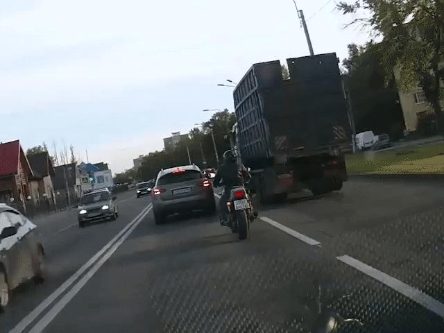 Xe máy - Xe đạp - Video: Xe máy thoát nạn thần kỳ ngay dưới bánh xe tải