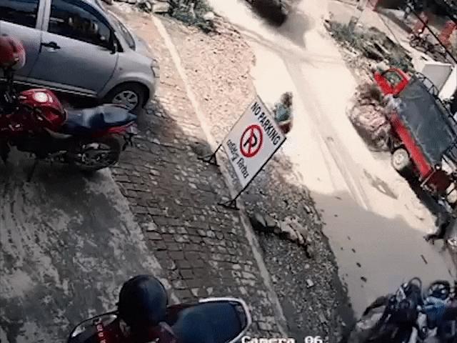 Ô tô - Video: Xe tải lùi không quan sát, đè bẹp xe máy trong sự ngỡ ngàng